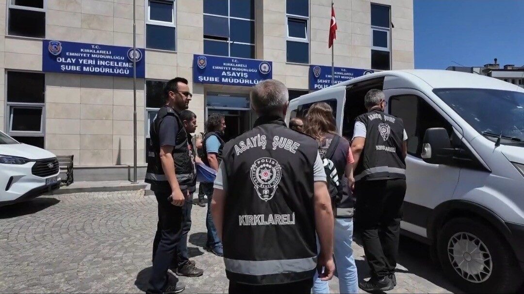 Kırklareli merkezli gerçekleştirilen operasyonda, çalıntı veya gümrük kaçağı araçların şase