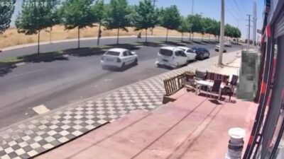 Diyarbakır’ın Bağlar ilçesinde meydana gelen trafik kazasına ait güvenlik kamerası