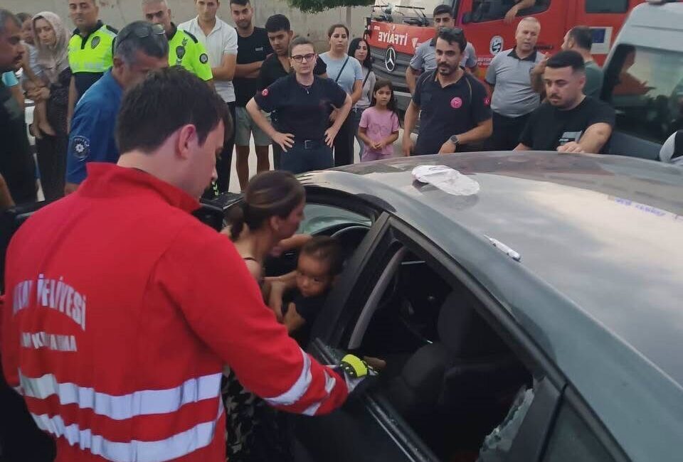 Hatay’ın Dörtyol ilçesinde, araç içerisinde kilitli kalan bir çocuk, itfaiye