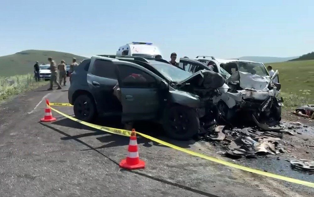 Ardahan’da meydana gelen trafik kazasında 3 kişi hayatını kaybetti ve