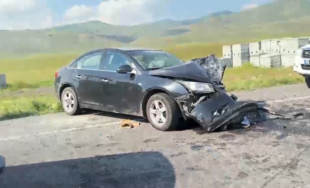 Ardahan’da meydana gelen trafik kazasında bir panelvan ile bir otomobil