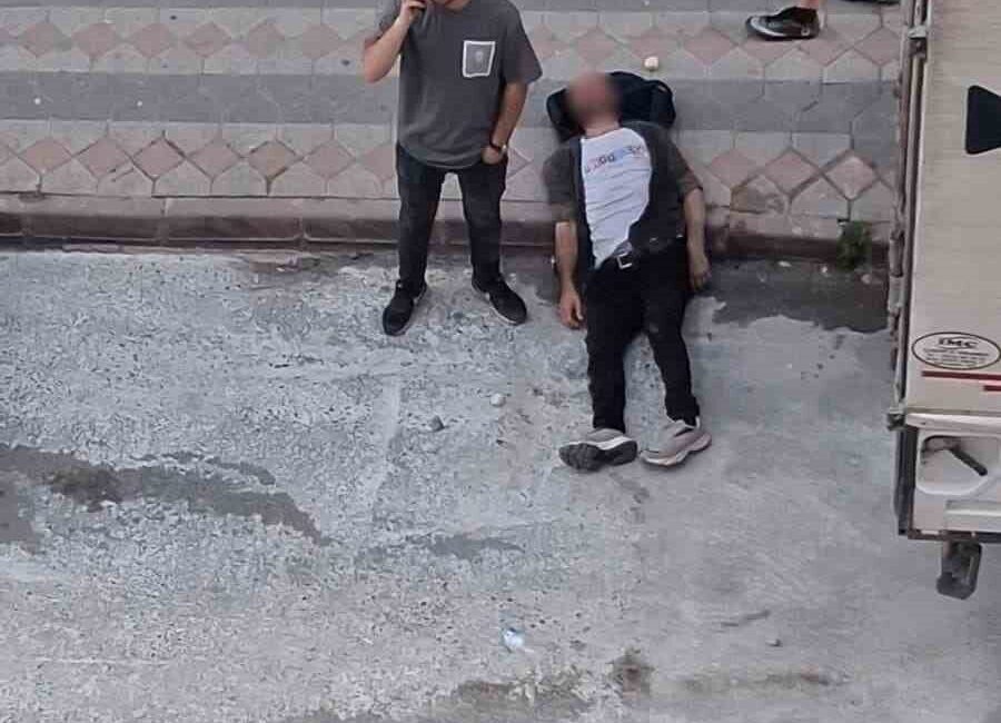Arnavutköy’de bir kişi, iddiaya göre içki içmenin etkisiyle başını park
