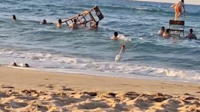 Arnavutköy Karaburun Sahili’nde, bir grup vatandaşın cankurtaranların güvenliği için kullandığı
