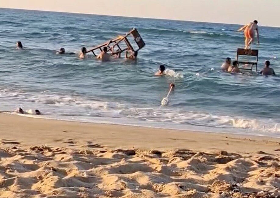 Arnavutköy Karaburun Sahili’nde, bir grup vatandaşın cankurtaranların güvenliği için kullandığı