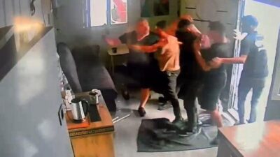 Arnavutköy ilçesinde, bir oto tamirhanesine yapılan baskında, aralarında husumet bulunduğu