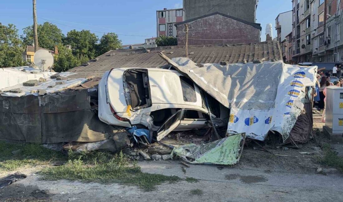 Arnavutköy’de bir aracın kontrolünden çıkarak yol kenarındaki tek katlı eve