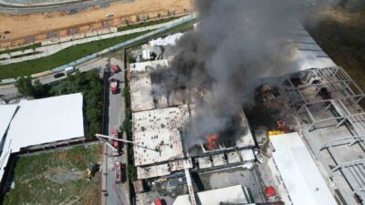 İstanbul’un Arnavutköy ilçesindeki bir sünger üretim fabrikasında meydana gelen yangın,