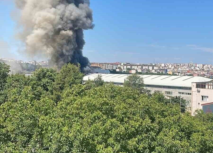İstanbul’un Arnavutköy ilçesinde bulunan bir sünger fabrikasında meydana gelen yangın,