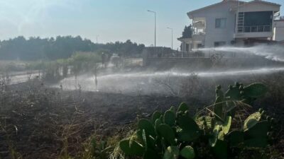 Hatay’ın Arsuz ilçesinde çıkan yangın, itfaiye ekiplerinin hızlı müdahalesi sonucu