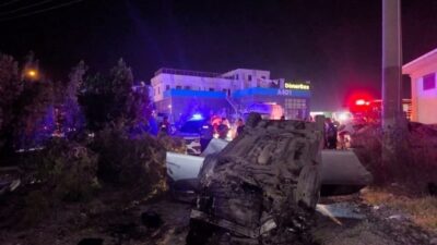 Hatay’ın Arsuz ilçesinde meydana gelen trafik kazasında araç direğe çarptı