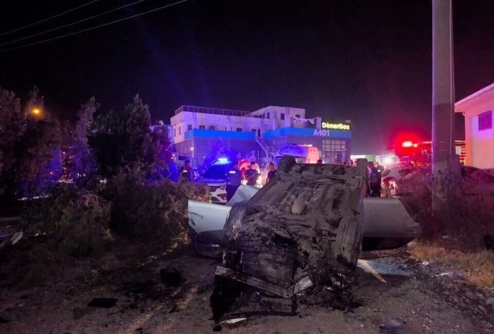 Hatay’ın Arsuz ilçesinde meydana gelen trafik kazasında araç direğe çarptı