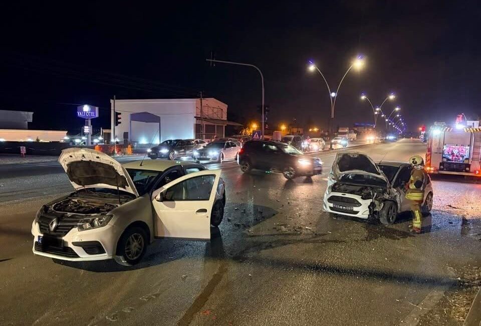Hatay’ın Arsuz ilçesinde yaşanan bir trafik kazasında, iki aracın çarpışması