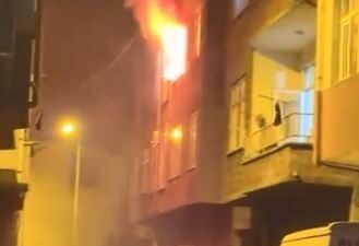 Hopa ilçesindeki bir evde gece saatlerinde meydana gelen yangın, itfaiye