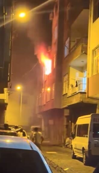 Hopa ilçesindeki bir evde gece saatlerinde meydana gelen yangın, itfaiye