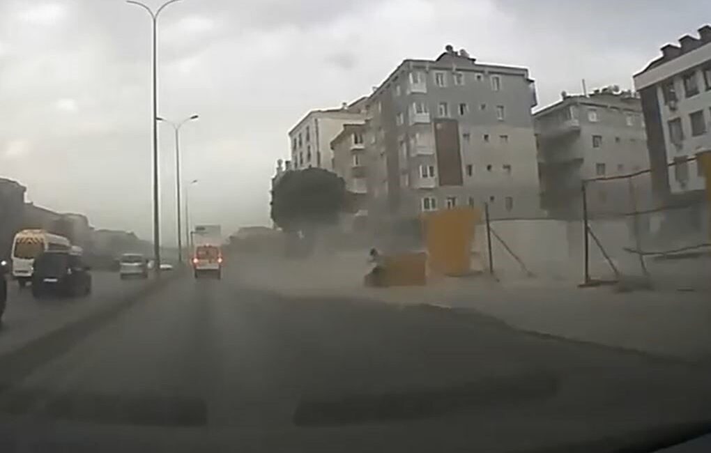 Avcılar ilçesinde meydana gelen şiddetli fırtınada inşaat bariyerlerinin bir vatandaşın