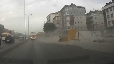 Avcılar ilçesinde meydana gelen şiddetli fırtınada inşaat bariyerlerinin bir vatandaşın