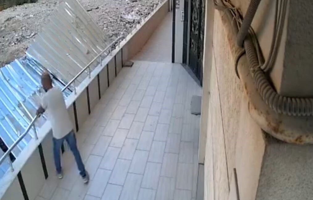 İstanbul Avcılar ilçesinde bir bahçe duvarının tırabzanlarını çalan hırsızlar, güvenlik