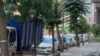 Avcılar ilçesinde, yıkım çalışmaları sırasında kontrolsüz bir şekilde atılan moloz