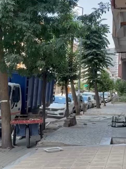 Avcılar ilçesinde, yıkım çalışmaları sırasında kontrolsüz bir şekilde atılan moloz