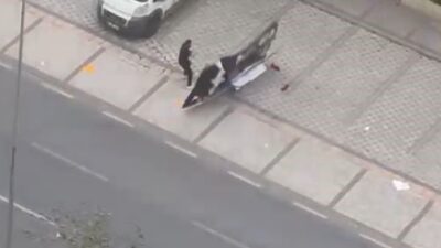 Avcılar ilçesinde meydana gelen şiddetli fırtına, bir reklam panosunun bir