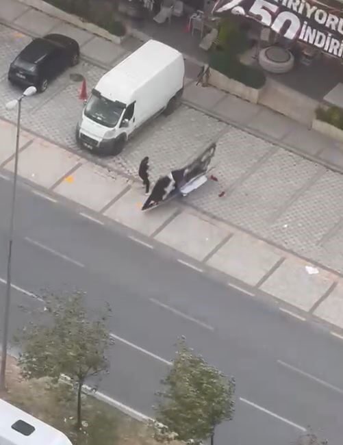 Avcılar ilçesinde meydana gelen şiddetli fırtına, bir reklam panosunun bir