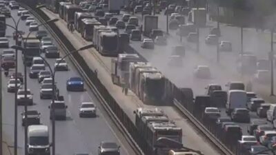 Avcılar’da bir metrobüsün motor kısmında yangın çıktı. İtfaiye ekipleri hızla