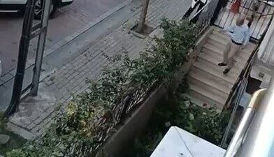 Avcılar ilçesinde bir kadın sürücü ile bir apartmanın önüne duba