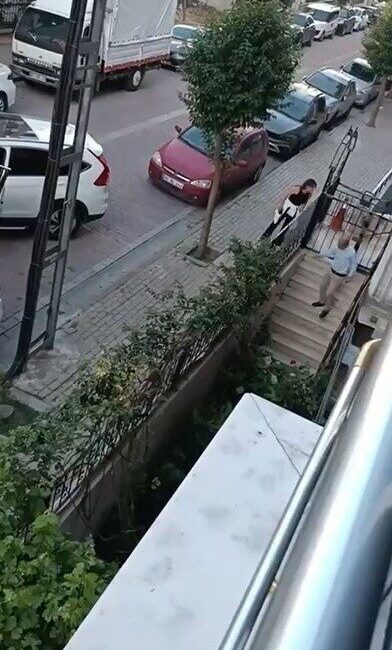 Avcılar ilçesinde bir kadın sürücü ile bir apartmanın önüne duba