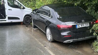 Rize’nin Çamlıhemşin ilçesine bağlı Ayder Yaylası yolunda meydana gelen trafik