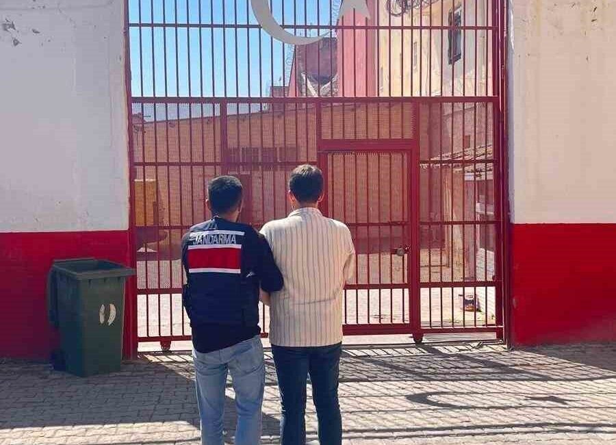 Aydın’ın Efeler ilçesinde Fetullahçı Terör Örgütü’ne (FETÖ/PDY) üyeliği suçlamasıyla aranan