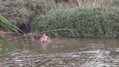 Aydın’ın İncirliova ilçesinde, Büyük Menderes Nehri’nde serinlemek amacıyla suya giren