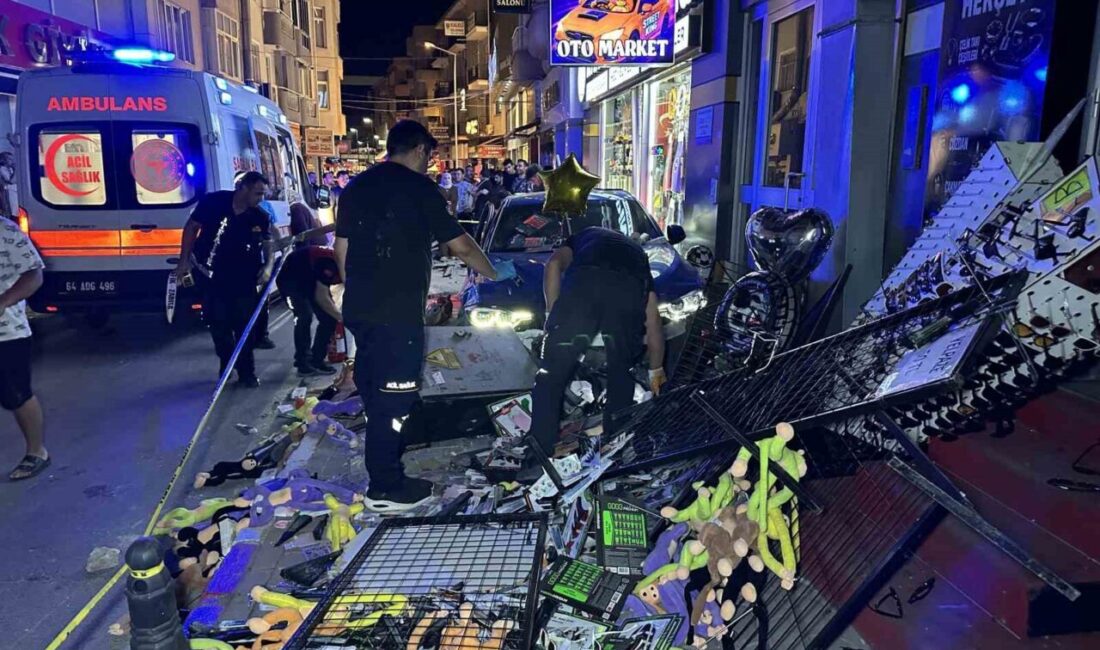 Uşak’ta bir aydınlatma direğine çarpan araç, kaldırımdaki yayalara çarparak bir