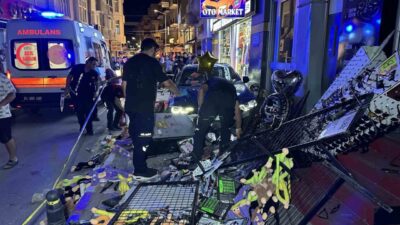 Uşak’ta bir aydınlatma direğine çarpan araç, kaldırımdaki yayalara çarparak bir
