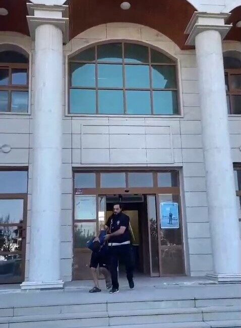 Hatay’da yaşanan olayda, karısıyla ayrılmak isteyen bir adamın, çocuklarının gözü