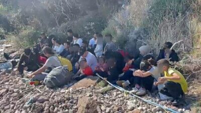 Çanakkale’nin Ayvacık ilçesinde Sahil Güvenlik ekipleri, karada 13’ü çocuk olmak