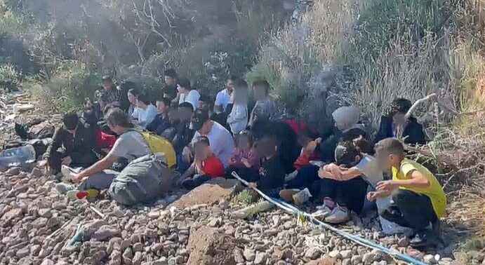 Çanakkale’nin Ayvacık ilçesinde Sahil Güvenlik ekipleri, karada 13’ü çocuk olmak