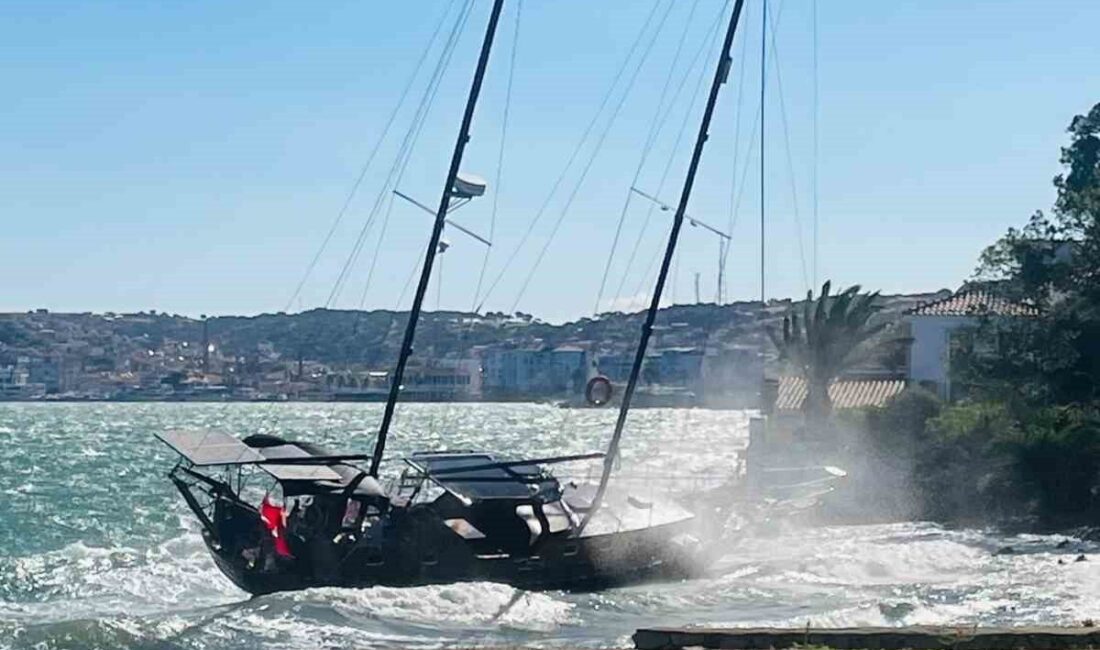Ayvalık ilçesinde saatte 65 kilometreye ulaşan şiddetli fırtına devam ediyor.