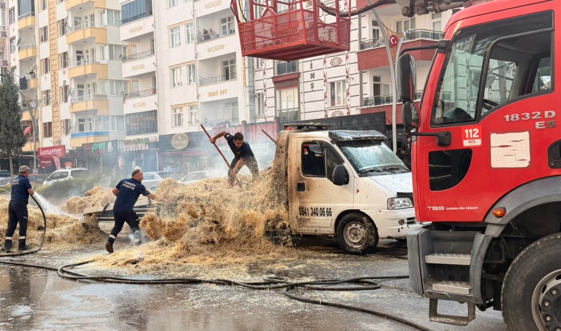 Yozgat’ın Yerköy ilçe merkezinde seyir halindeyken arkasındaki saman balyaları alev