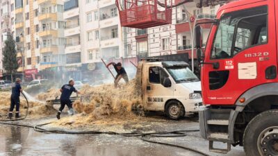 Yozgat’ın Yerköy ilçe merkezinde seyir halindeyken arkasındaki saman balyaları alev