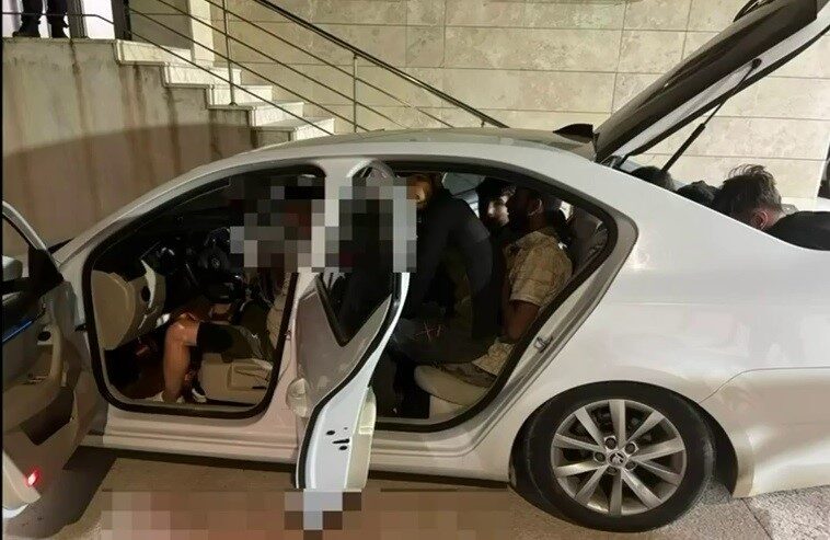 Hatay’da polis ekipleri, bir otomobilde gerçekleştirilen kontroller sırasında 9 kaçak