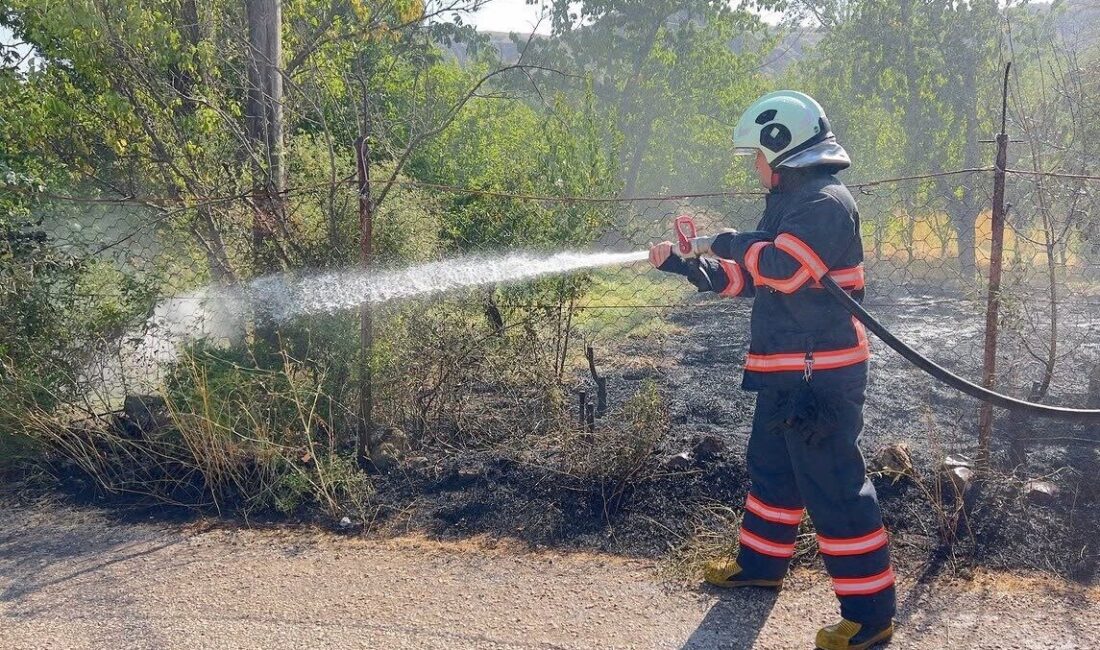 Çankırı’da bir evin avlusunda meydana gelen örtü yangını, itfaiye ekipleri