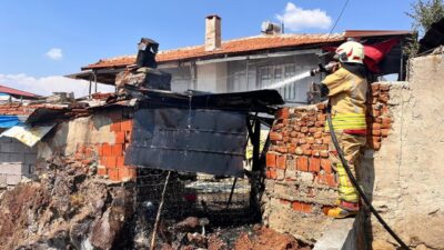 Manisa’nın Kula ilçesinde bir evin bahçesinde çıkan yangın, itfaiye ekiplerinin