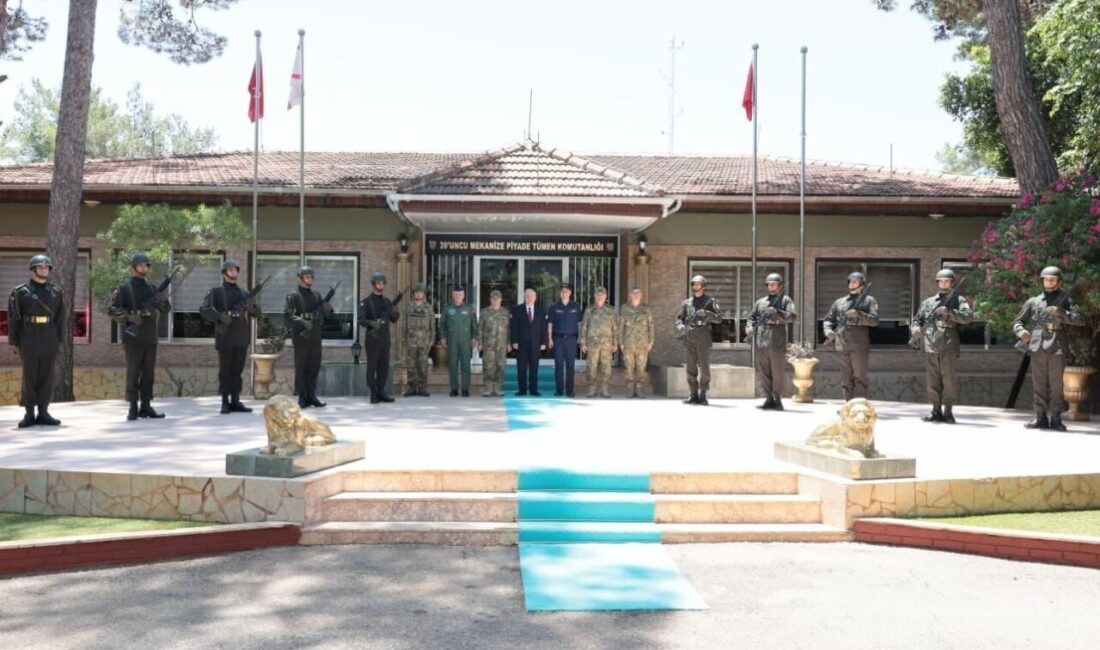 Milli Savunma Bakanı Yaşar Güler ve beraberindeki Türk Silahlı Kuvvetleri