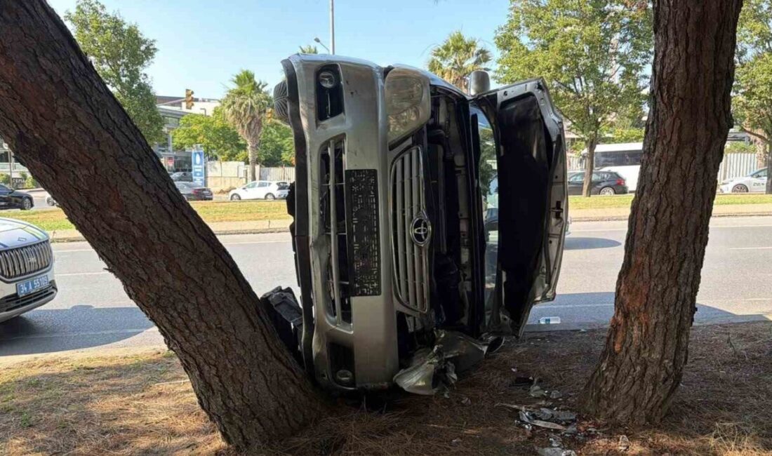 Bakırköy ilçesinde meydana gelen trafik kazasında otomobil kontrolünü kaybederek kaldırıma
