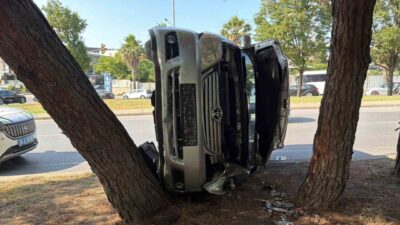 Bakırköy ilçesinde meydana gelen trafik kazasında otomobil kontrolünü kaybederek kaldırıma