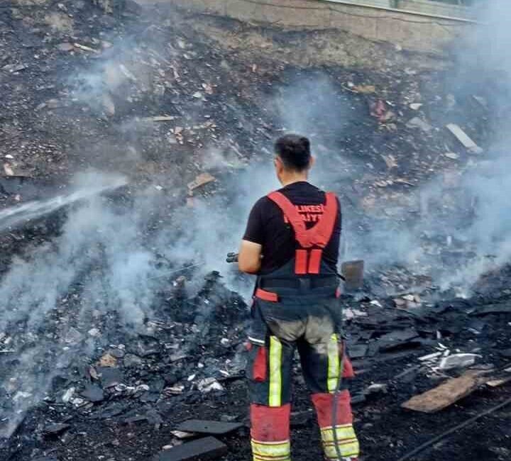 Balıkesir’de meydana gelen ot ve çöp yangını Kuvayı Milliye Mahallesine