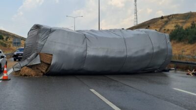 Balıkesir’in Susurluk ilçesinde meydana gelen bir kaza, Susurluk-Balıkesir otoyolunda saman