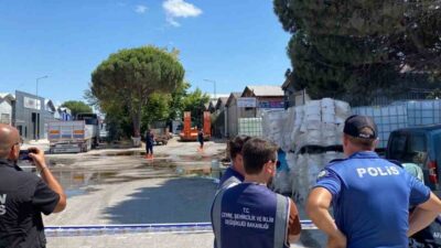 Karesi ilçesinde bir kamyondan düşen bidondan sızan kimyasal madde, itfaiye