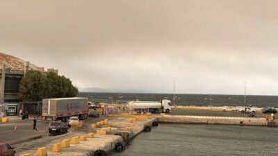 Balıkesir’in Gömeç ilçesinde başlayan orman yangınının dumanları, Yunanistan’ın Midilli Adası’na