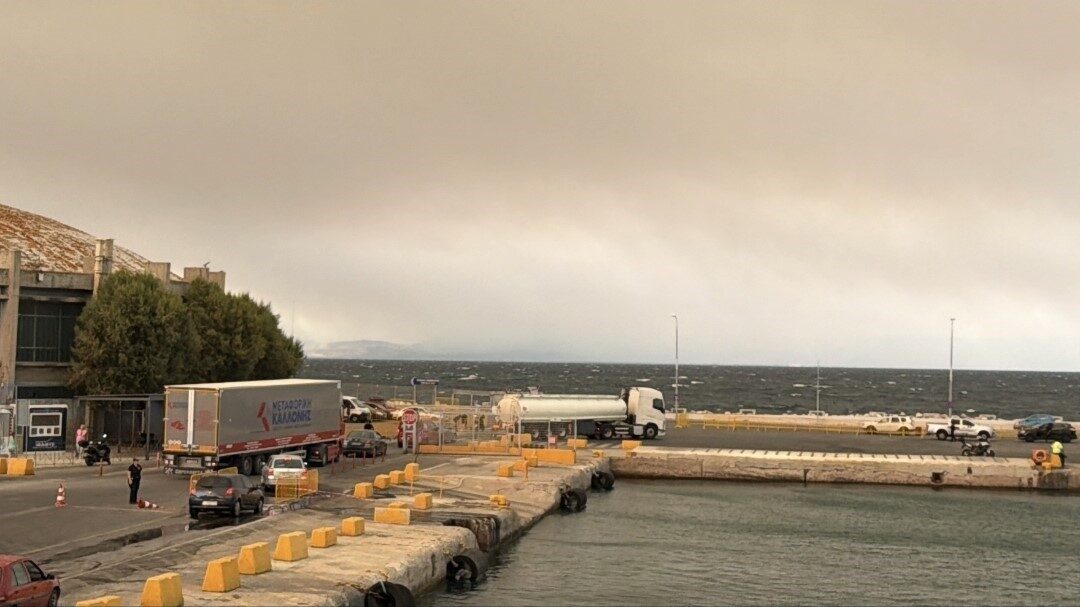 Balıkesir’in Gömeç ilçesinde başlayan orman yangınının dumanları, Yunanistan’ın Midilli Adası’na